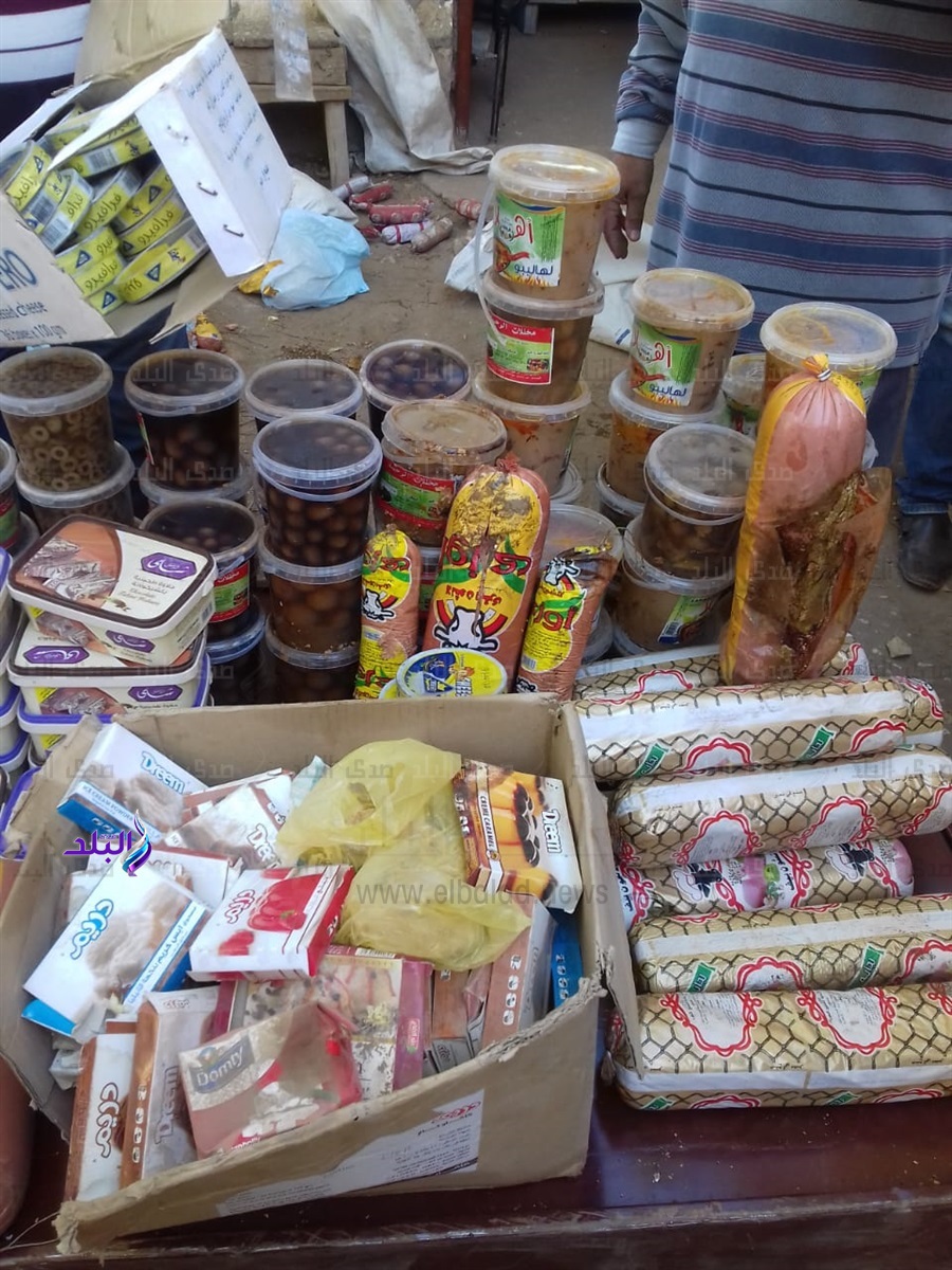 ديدان وحشرات بسلع تموينية منتهية الصلاحية في الاقصر ديدان وحشرات بسلع تموينية منتهية الصلاحية في الاقصر