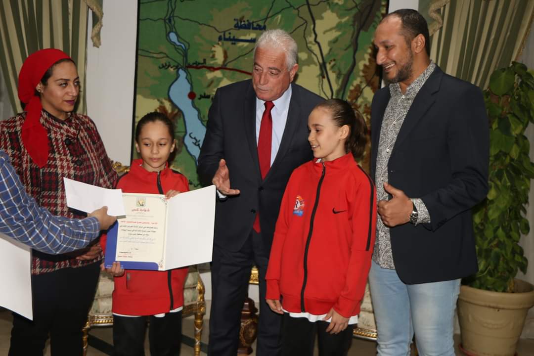 فودة يكرم لاعبتا كاراتيه لحصولهن علي مركزي الثالث والرابع