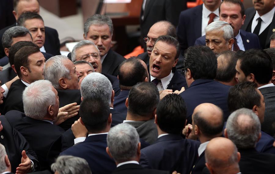 مشادة عنيفة داخل البرلمان التركي مشادة عنيفة داخل البرلمان التركي