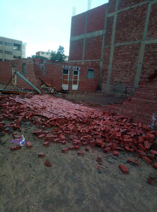 انهيار منزل خالي من السكان في طوخ