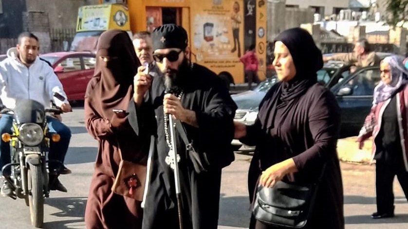 فتاة منتقبة تسالد قسيس في عبور الشارع فتاة منتقبة تسالد قسيس في عبور الشارع