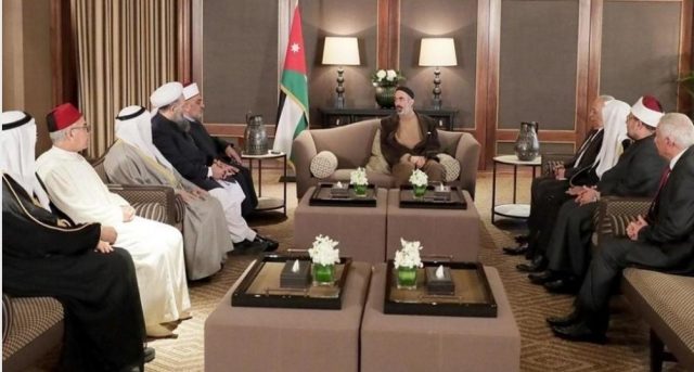 مختار جمعة يهدي بعض إصدارات وزارة الأوقاف لمستشار ملك الأردن