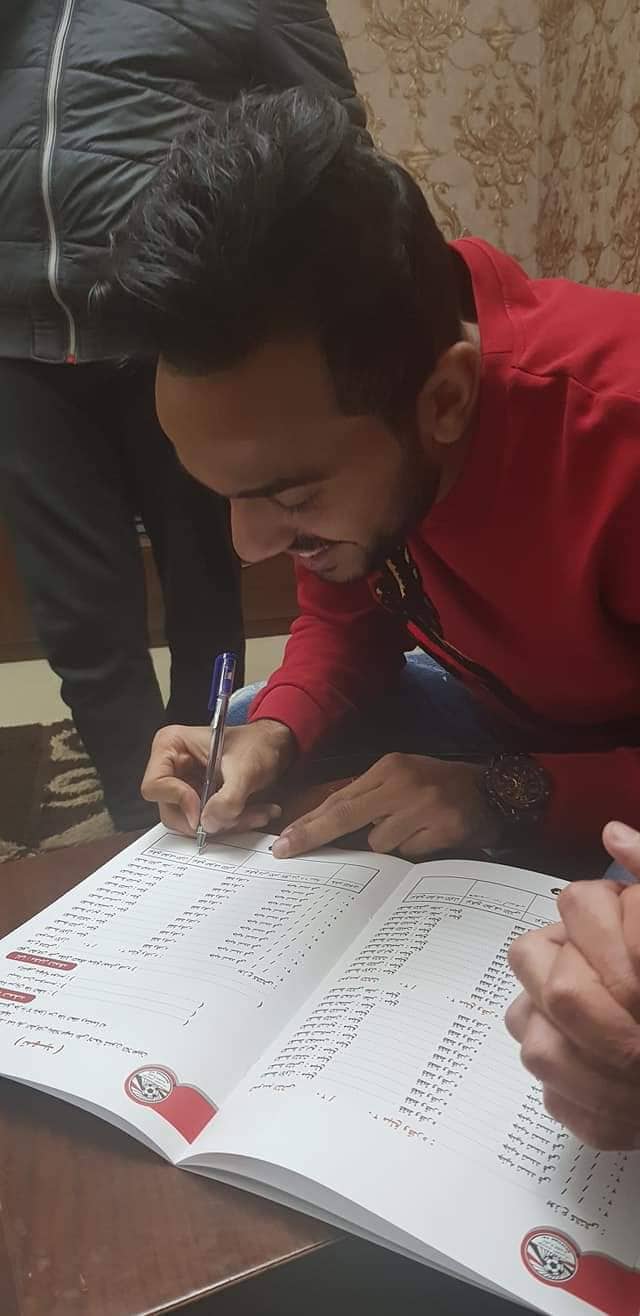 لحظة توقيع كهربا للنادي الأهلي