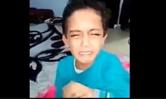 أم تعنف طفلها 