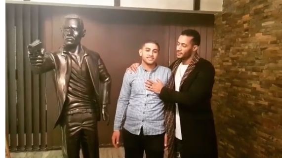 نحت تمثال للفنان محمد رمضان