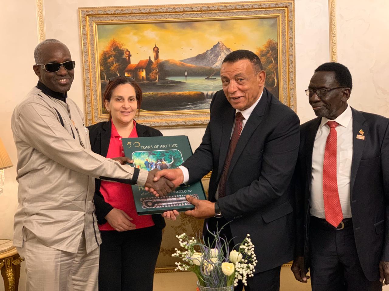 زيارة وفد أوغندا لمركز صناعات الجلود المتطورة