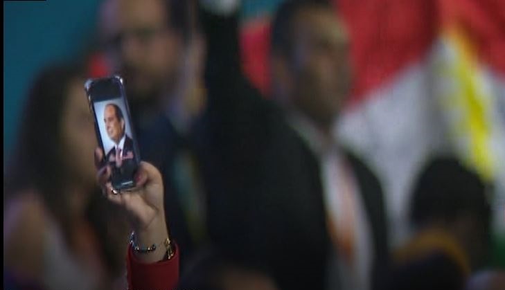 شباب العالم يرفعون صور الرئيس السيسي والأعلام