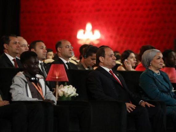 جلوس الشاب السودانى جانب الرئيس " لا للتنمر "