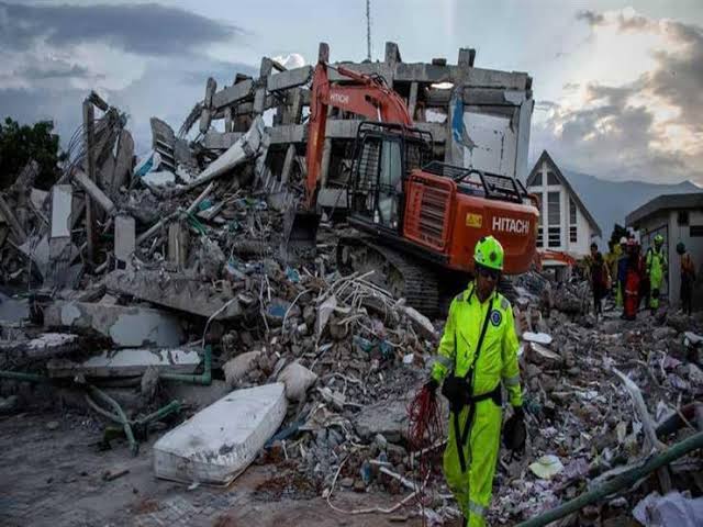 الفلبين تبحث عن ناجين تحت الأنقاض الفلبين تبحث عن ناجين تحت الأنقاض