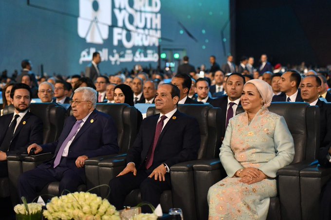 الرئيس وقرينته خلال تدشين جلسات منتدى شباب العالم