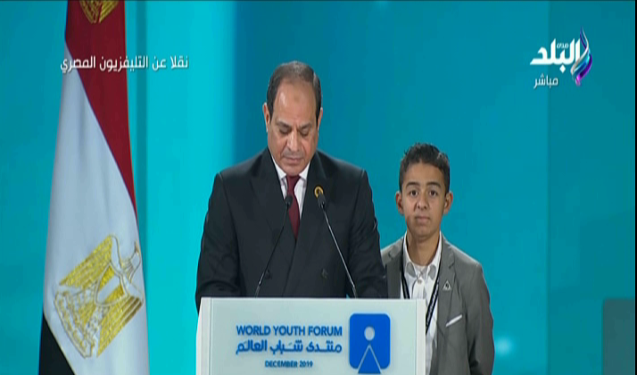 الرئيس عبد الفتاح السيسي وبجواره الطفل زين
