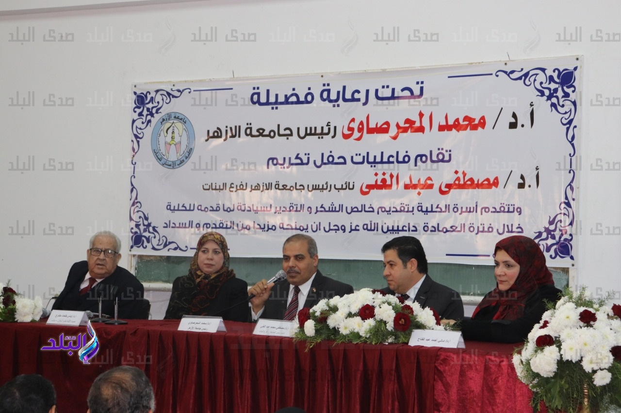 رئيس جامعة الأزهر يشرح دكتور بطب الأسنان لنيل جائزة الدولة 
