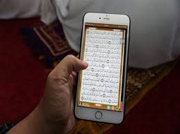 هل تقبل القراءة من الموبايل أثناء الفرض ؟ الإفتاء ترد