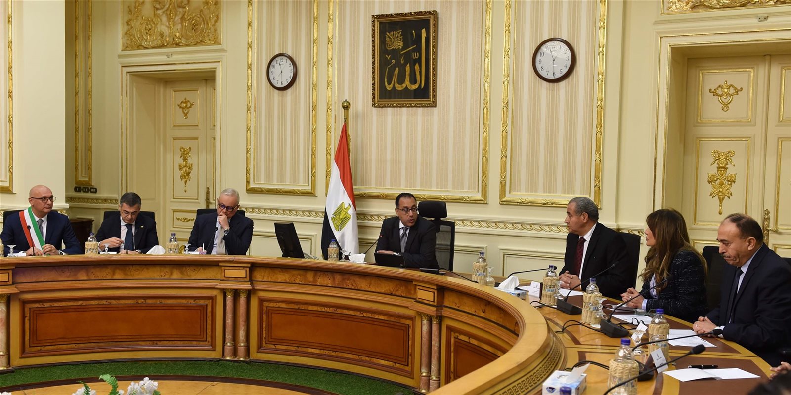 اجتماع رئيس الوزراء مع وفد ايطالى اجتماع رئيس الوزراء مع وفد ايطالى