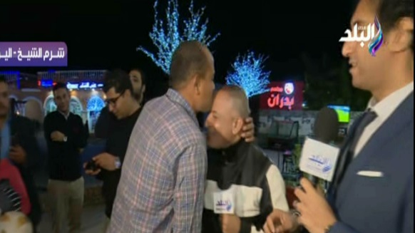 مواطن يقبل رأس أحمد موسى