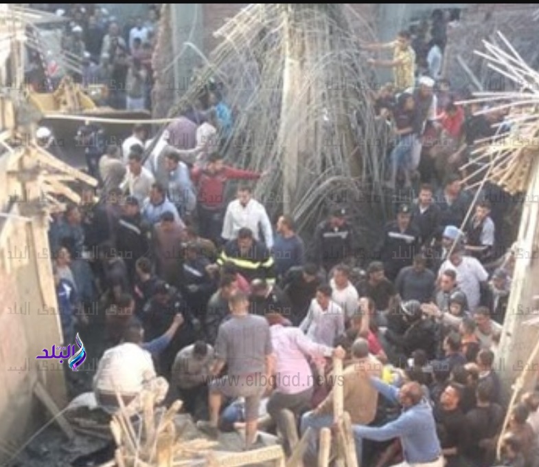 لحظة استخراج الجثامين 