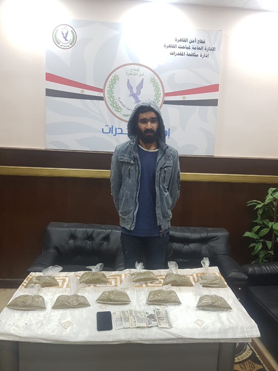 تاجر مخدرات تاجر مخدرات