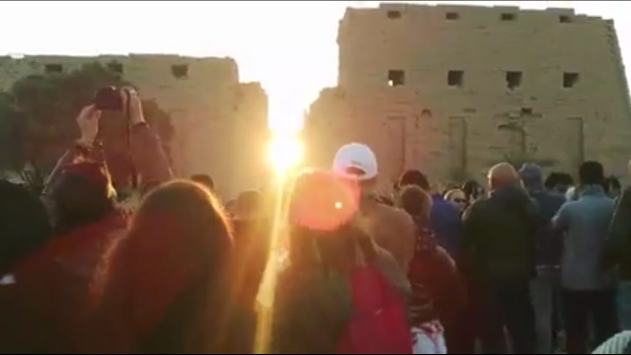 الآلاف يشاهدون تعامد الشمس بمعبد الكرنك 