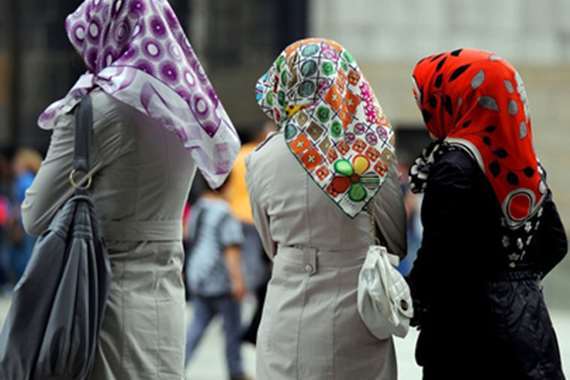 مسلمو فرنسا ضحايا للعنصرية .. 37% من المحجبات يتعرضن للشتائم