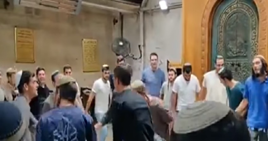 رقص داخل المسجد الإبراهيمي 