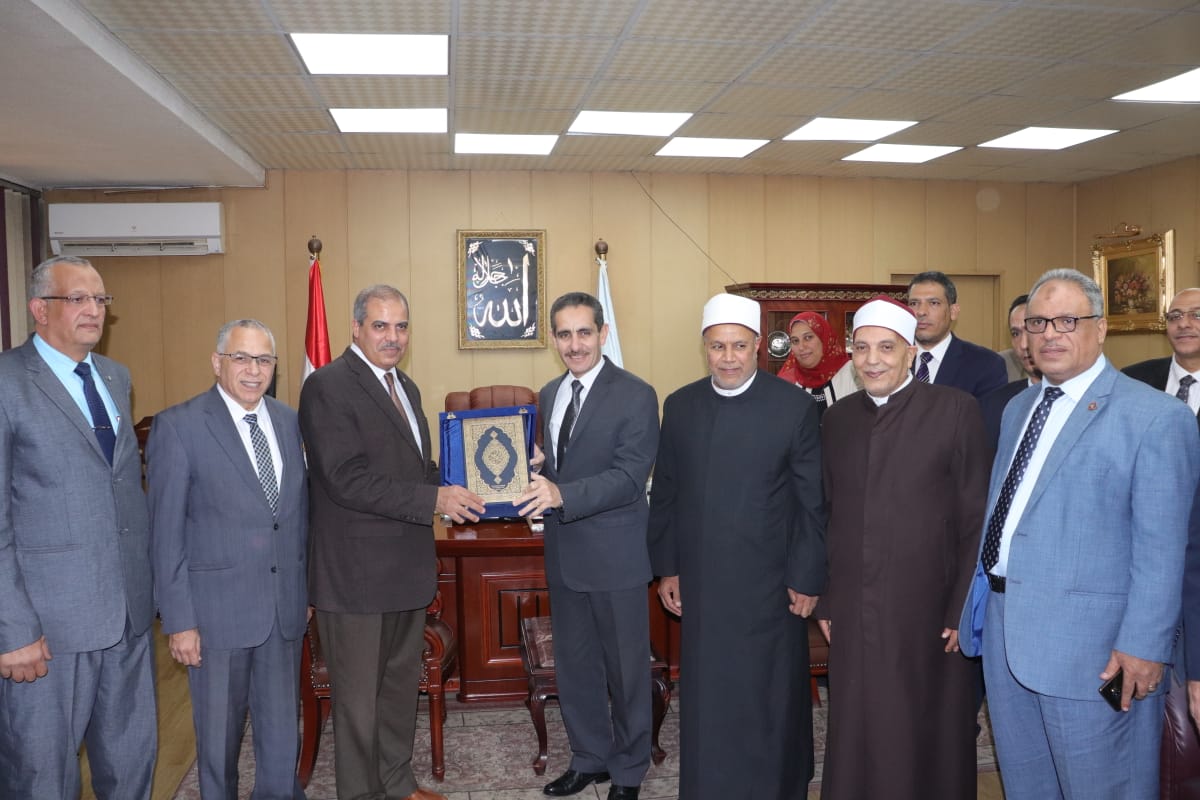رئيس جامعة الأزهر يقدم التهنئة لمحافظ الغربية الجديد رئيس جامعة الأزهر يقدم التهنئة لمحافظ الغربية الجديد