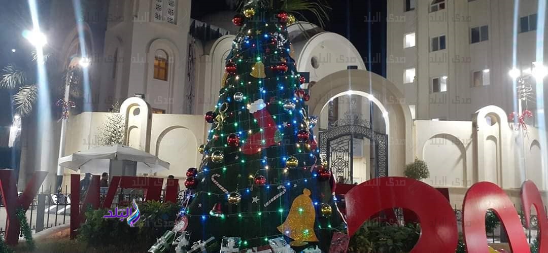  شجرة الكريسماس وبابا نويل يزينان شوارع المنيا