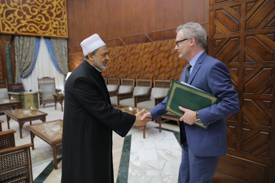 شيخ الأزهر خلال استقباله رئيس اللجنة الدولية للصيب الأحمر