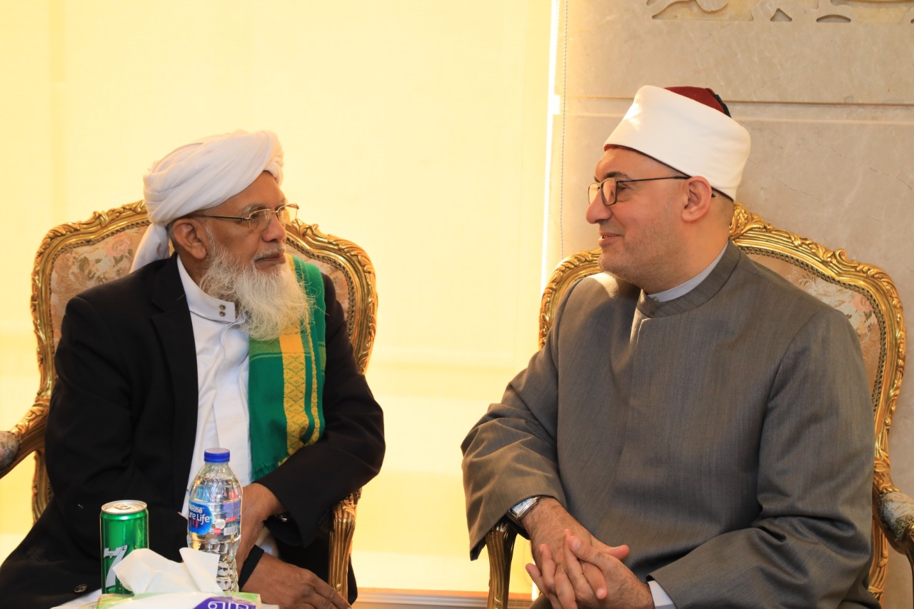 أمين البحوث الإسلامية خلال استقباله شيخ الجامعة النورية أمين البحوث الإسلامية خلال استقباله شيخ الجامعة النورية
