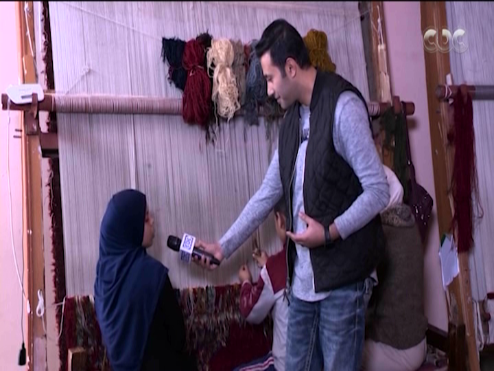 نسمة محمد إحدى العاملات بمصنع السجاد اليدوي بحي الأسمرات