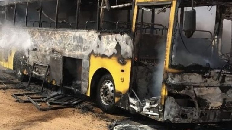 لحظة اشتعال النيران في حافلة مدرسية بـ السعودية