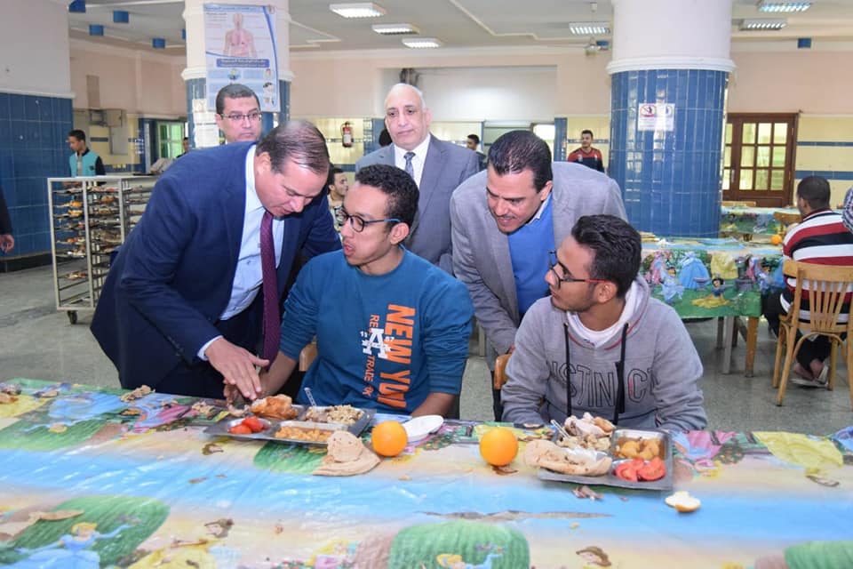 جولة رئيس الجامعة في المطعم المركزي