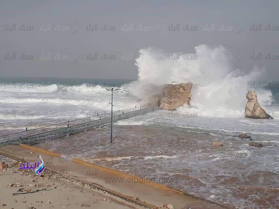 امواج البحر حطمت الممشى الزجاجي