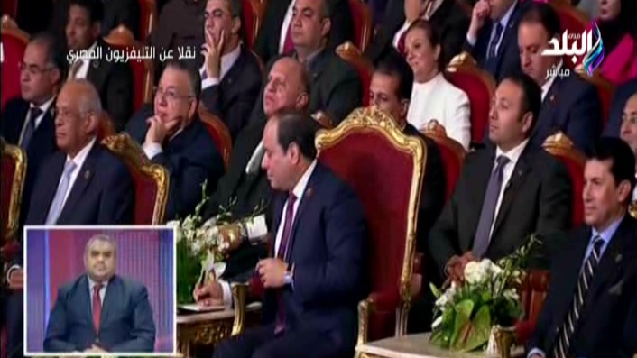 السيسي يدون ملاحظات طفل من ذوى القدرات الخاصة
