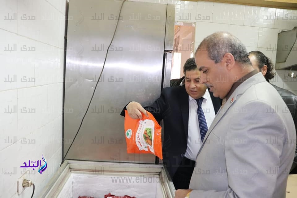 رئيس جامعة الأزهر يتفقد الكافيتريا ويتحقق من تاريخ صلاحية