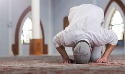 حكم صلاة الرجل في المنزل إذا تعذر عليه الذهاب للمسجد ؟