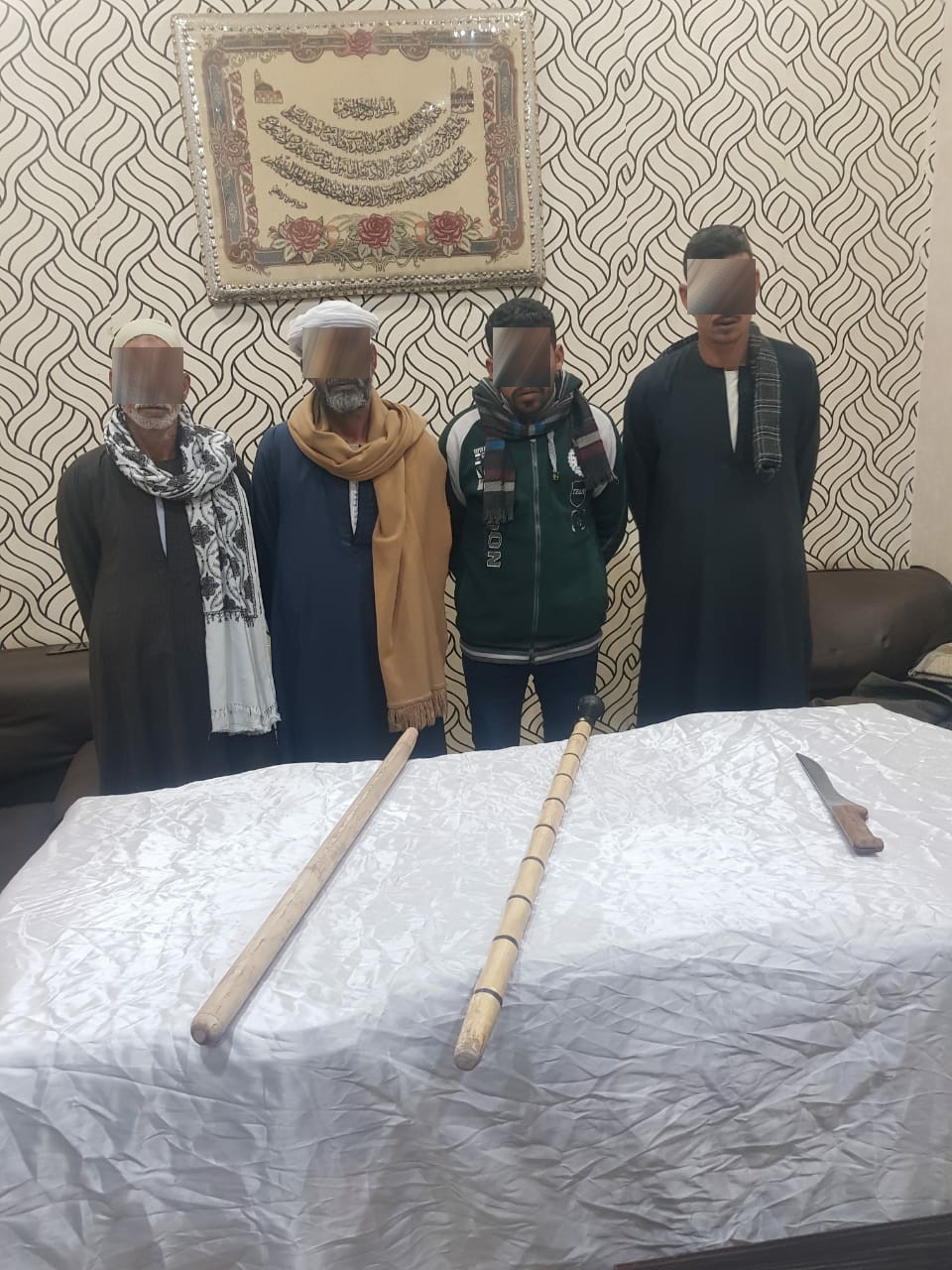 المتهمون عقب القبض عليهم