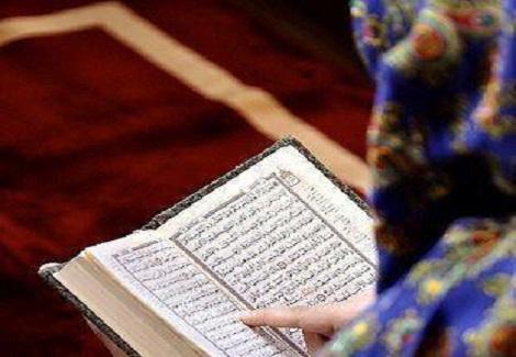 هل يجوز للحائض التلفظ بالقرآن دون مس المصحف ؟ الإفتاء تجيب