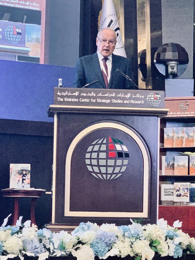 أحمد أبو الغيط خلال إلقائه المحاضرة فى الإمارات