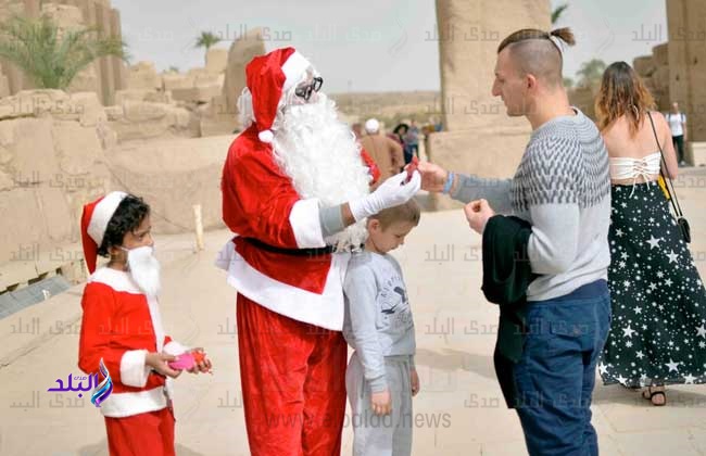 بابا نويل يوزع الهدايا على السائحين بمعابد الأقصر