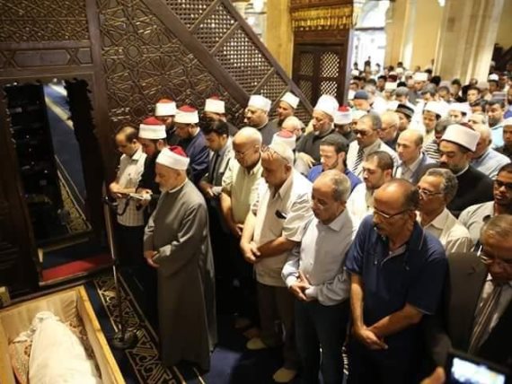 فضل الصلاة على الميت ودفنه وأحكام تتعلق بالجنازة 