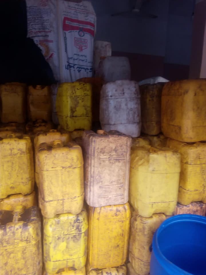 ضبط طن زيت طعام فاسد بطوخ