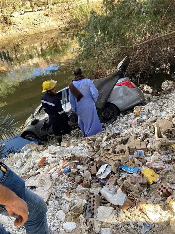 امن الجيزة ينتشل سيارة سقطت في ترعة المريوطية