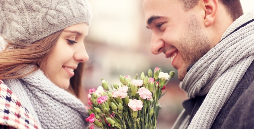 حكم خروج الخاطب مع مخطوبته بمفردهما.. الافتاء توضح