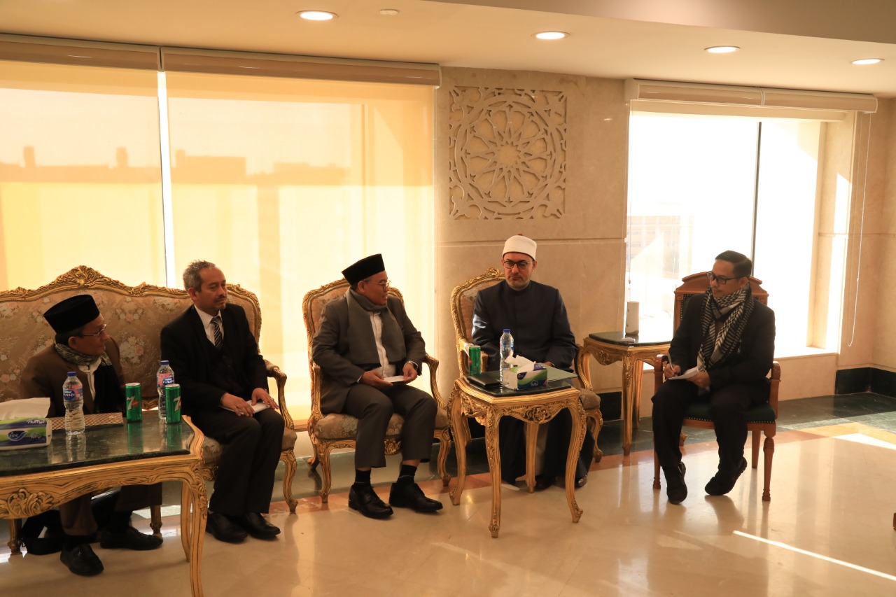 أمين البحوث الإسلامية يلتقي وفدا إندونيسيا ويبحثان سبل التعا