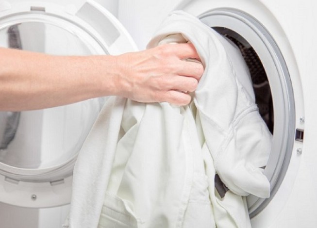 3 وصفات طبيعية رخيصة الثمن لـتنظيف الملابس البيضاء 3 وصفات طبيعية رخيصة الثمن لـتنظيف الملابس البيضاء