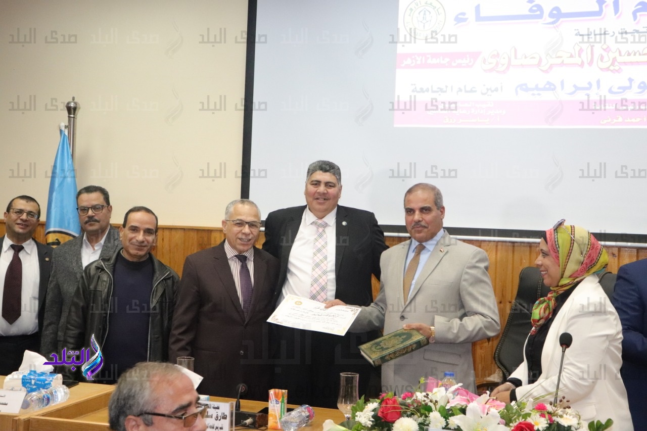 المحرصاوي يكرّم أبناء جامعة الأزهر من مختلف الإدارات