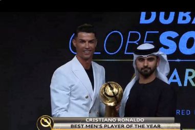 كريستيانو رونالدو لاعب يوفنتوس أثناء تسلمه الجائزة كريستيانو رونالدو لاعب يوفنتوس أثناء تسلمه الجائزة