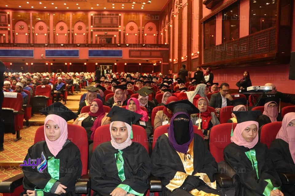 لماذا يهتم شيخ الأزهر بالطلاب الوافدين ؟ رئيس الجامعة يرد
