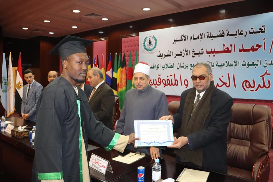 حفل تكريم الطلاب الوافدين الخريجين من مشروع سفراء الأزهر حفل تكريم الطلاب الوافدين الخريجين من مشروع سفراء الأزهر