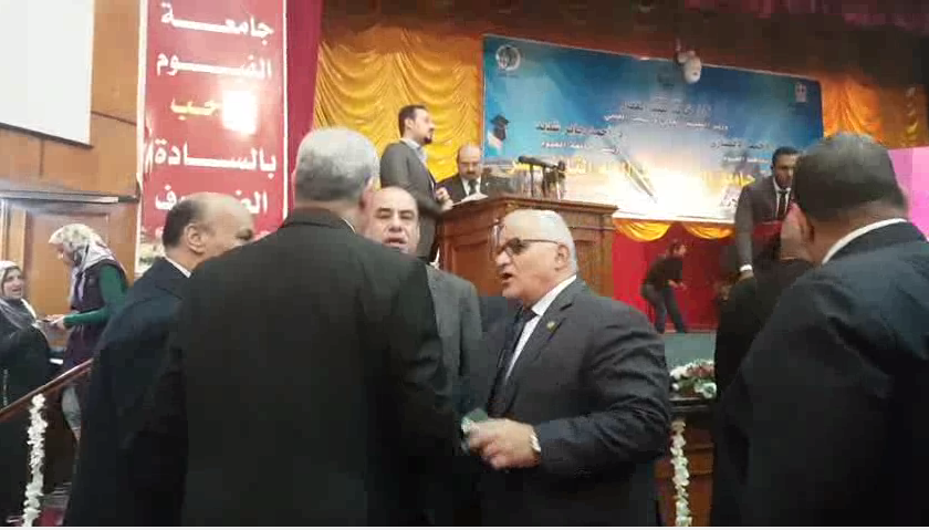 الكراسي تتسبب في أزمة خلال احتفال جامعة الفيوم بعيد العلم..و